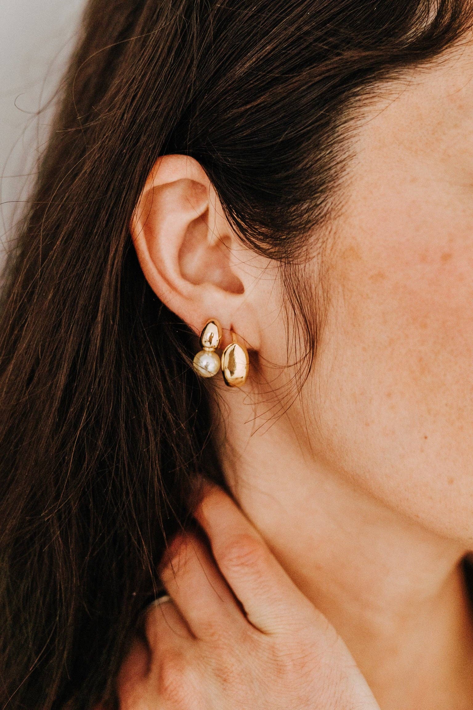 Gold Clutch Hoops – Sculpted Everyday Statement